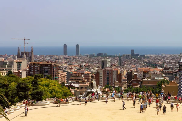 Muchos Turistas Terraza Principal Del Parque Güell Barcelona España —  Fotos de Stock