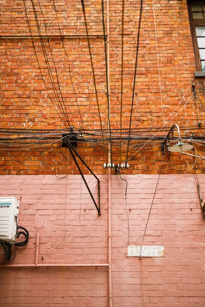 Pohled Elektrické Dráty Cihlové Zdi Staré Budovy Šanghaji — Stock fotografie