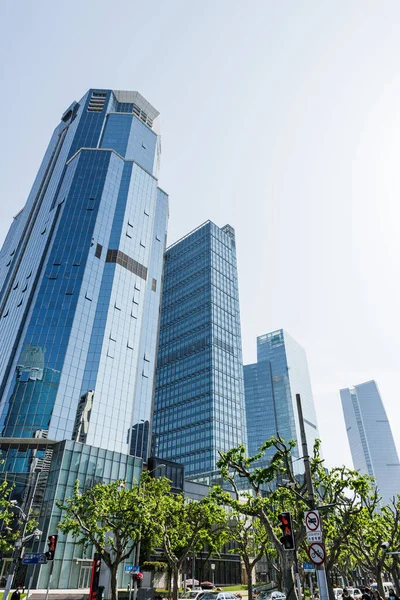 Mavi gökyüzünün altında Şangay 'daki modern binaların güzel bir manzarası.