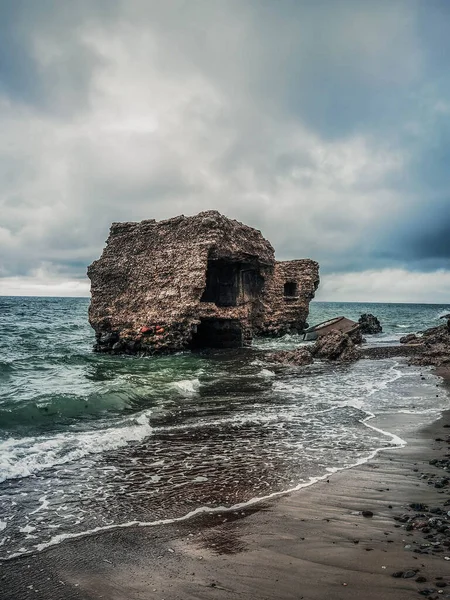 Una Bella Vista Delle Rovine Nel Mare Sotto Cielo Nuvoloso — Foto Stock