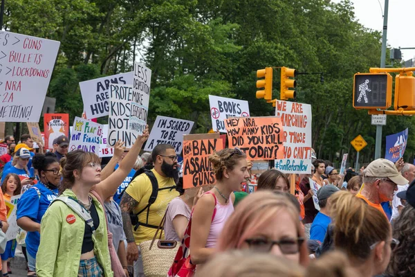 Grande Multidão Protestar Contra Armas Caminhando Cadman Plaza Park Brooklyn — Fotografia de Stock