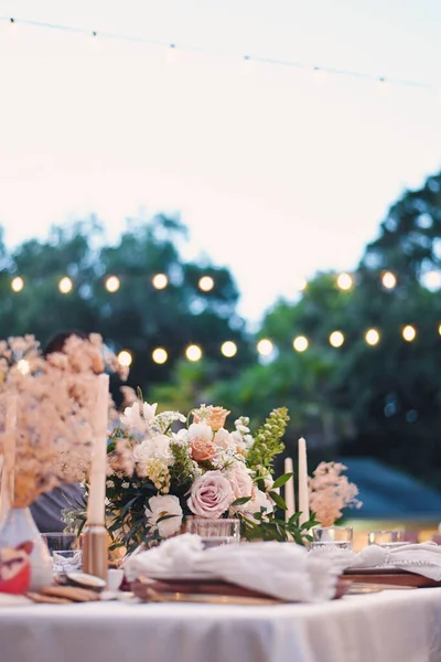 庭でのイベントのための美しく装飾されたテーブルの垂直ショット — ストック写真