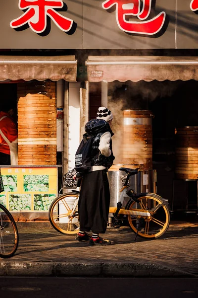 Een Verticaal Shot Van Een Jonge Vrouw Buurt Van Een — Stockfoto