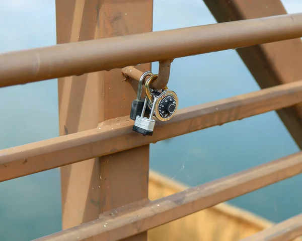 Gros Plan Des Écluses Sur Pont Métallique Sur Fond Eau — Photo