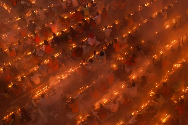 スリロケナス ブラママリ アシュラム寺院の前に集まるヒンドゥー教信者の高い角度の眺め — ストック写真