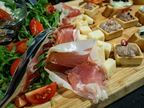 Close Shot Board Appetizers Prosciutto Cheese Arugula Salad Cherry Tomatoes — Stock Photo, Image