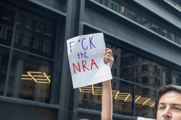 Large Crowd Protesting Guns Walking Cadman Plaza Brooklyn Brooklyn Bridge — Stock Photo, Image