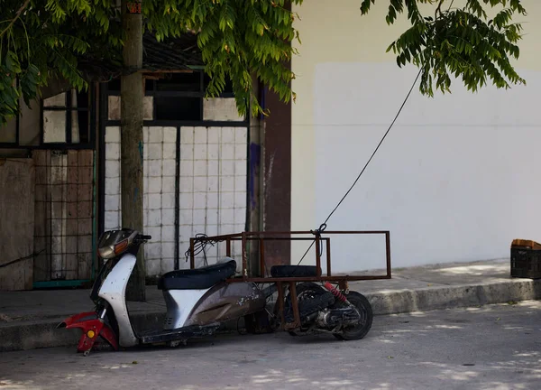 Крупный План Сломанного Мотоцикла Улице Тулум — стоковое фото