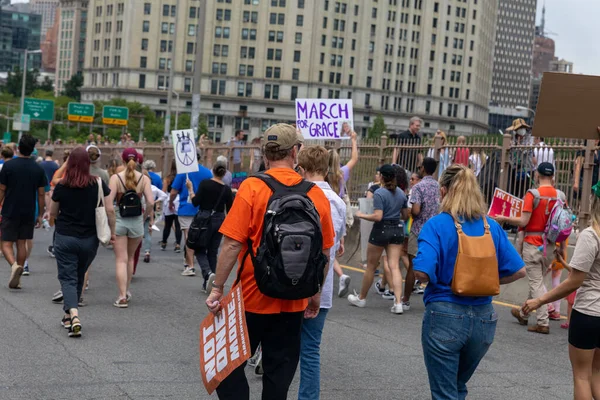 Large Crowd Protesting Guns Walking Cadman Plaza Brooklyn Brooklyn Bridge — Stock Photo, Image