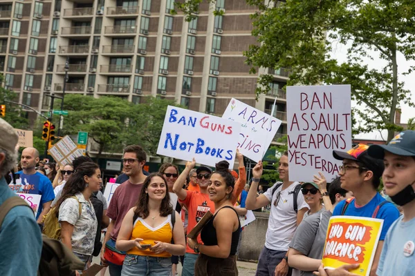 Velký Dav Protestujících Zbraní Chůze Cadman Plaza Park Brooklynu Přes — Stock fotografie