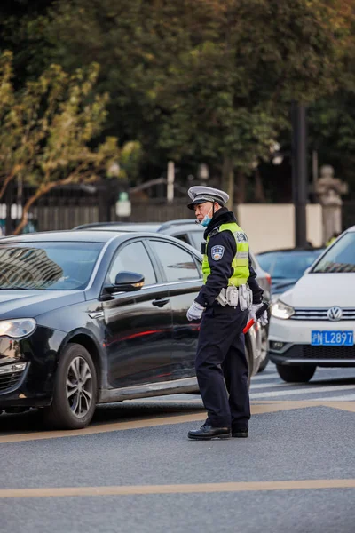 Colpo Verticale Poliziotto Che Regola Traffico Una Strada Shanghai Cina — Foto Stock