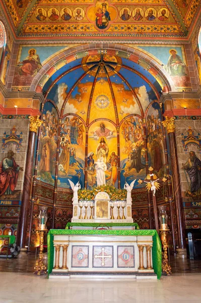 它位于阿韦尼达 阿丰索 教堂最近翻新 — 图库照片