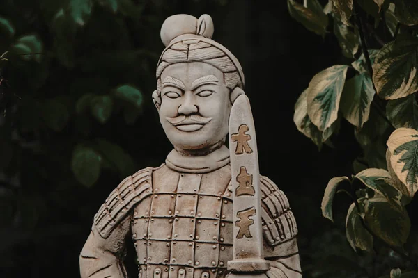 Kinesiska Eller Japanska Sten Krigare Staty Med Svärd Bredvid Blad — Stockfoto