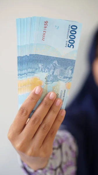 Primer Plano Vertical Billetes 000 Rupias Indonesias Mano Una Mujer —  Fotos de Stock
