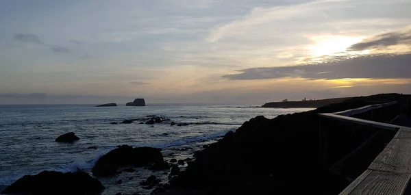 Una Vista Panorámica Cuerpo Agua Cerca Orilla Durante Amanecer — Foto de Stock