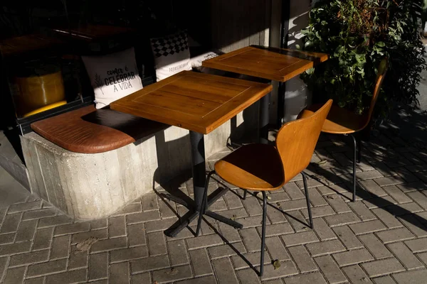 Столы Стулья Кофейни Солнцем — стоковое фото
