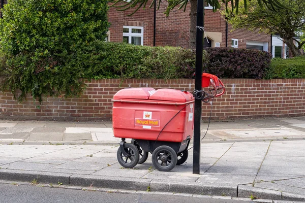 Royal Mail Postbefordran Arbetarens Vagn Inlåst Ett Räcke Förort Gata — Stockfoto