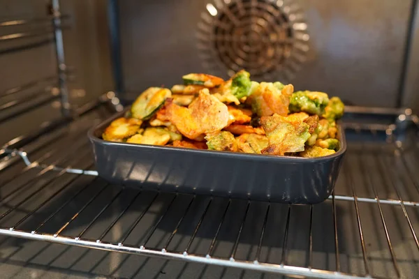 烤蔬菜烤箱内陶瓷盘上烤蔬菜的特写 — 图库照片