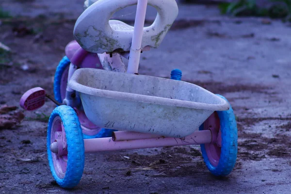 Nahaufnahme Eines Alten Rostigen Kinderwagens Mit Rädern Und Pedalen Auf — Stockfoto