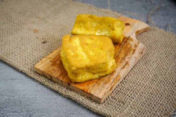 Een Close Shot Van Gebakken Tofu Houten Keukenbord — Stockfoto