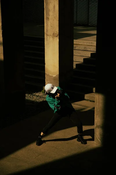 Female White Cap Taking Photos Concrete Bridge — Stock Photo, Image