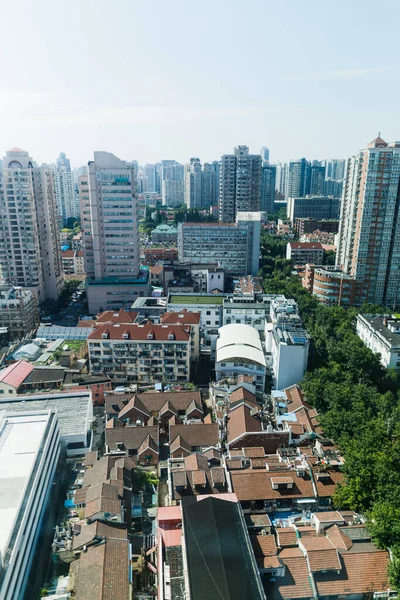 具有住宅建筑的城市住宅区的垂直截图 — 图库照片