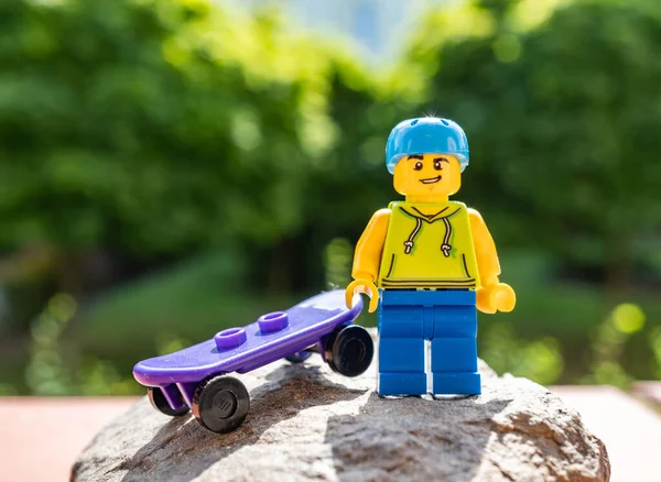 Uma Figura Homem Marca Lego Vestindo Capacete Segurança Uma Rocha — Fotografia de Stock