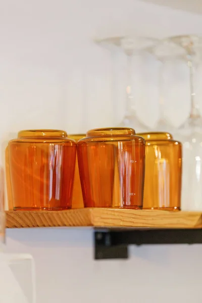 Eine Nahaufnahme Aus Orangefarbenem Glas Auf Einem Regal Einem Café — Stockfoto