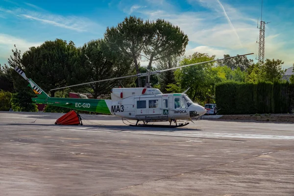 Ronda Malaga España Junio 2022 Helicóptero Bomberos Estacionado Helipuerto Esperando —  Fotos de Stock