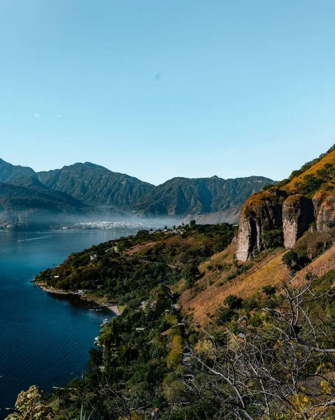 青い空の下でグアテマラのアッティラン湖の垂直ショット — ストック写真