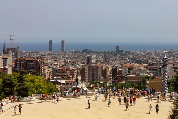 Muchos Turistas Terraza Principal Del Parque Güell Barcelona España —  Fotos de Stock