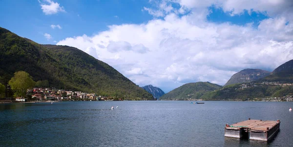 Όμορφη Θέα Της Λίμνης Κόμο Περιβάλλεται Από Καταπράσινους Λόφους Ιταλία — Φωτογραφία Αρχείου