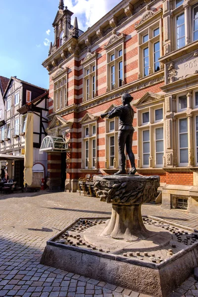 Vertical Pied Piper Statue Paved Street Old Style Buildings Hamelin — Stock Photo, Image