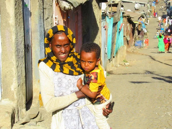 Etiopía Joven Madre Teniendo Buen Cuidado Hijo — Foto de Stock