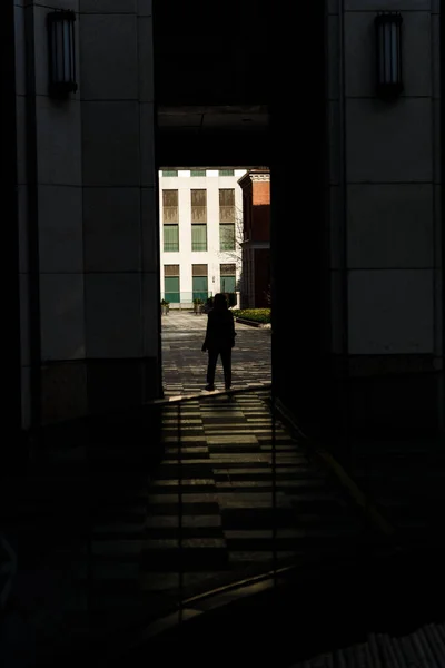 Karanlıkta Dar Bir Sokakta Yürüyen Birinin Dikey Görüntüsü — Stok fotoğraf