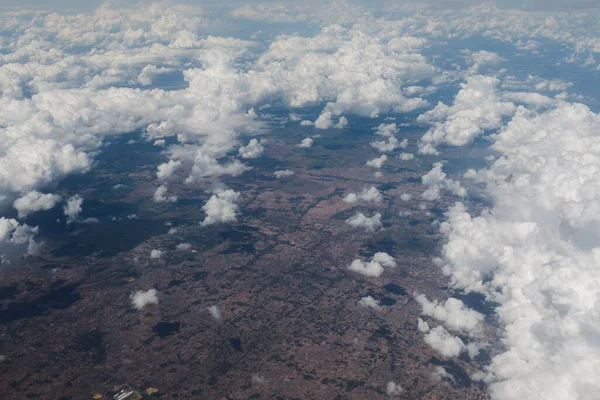 Uma Vista Aérea Paisagens Através Nuvens Brancas Fofas — Fotografia de Stock