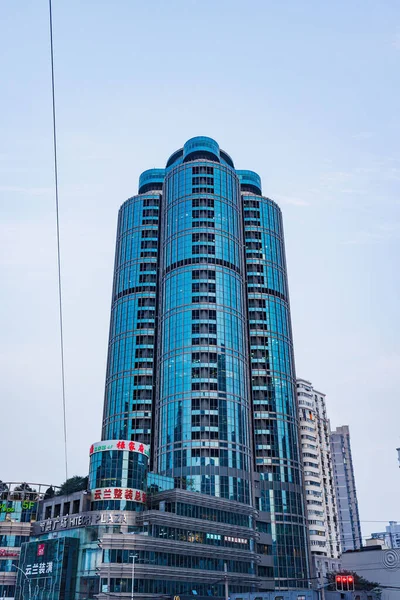 上海一座现代玻璃建筑的垂直低角 — 图库照片