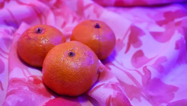 Primer Plano Una Mandarina Tejido Con Estampado Flores —  Fotos de Stock