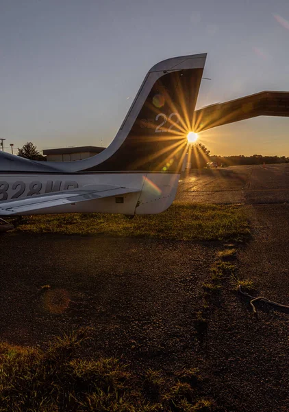 Een Verticaal Schot Van Cirrus N828Mr Vliegtuig Een Luchthaven Tijdens — Stockfoto