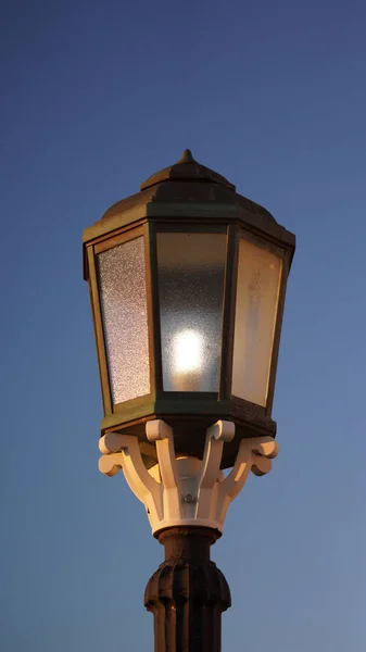 天空背景下的一盏褐色灯的垂直拍 — 图库照片
