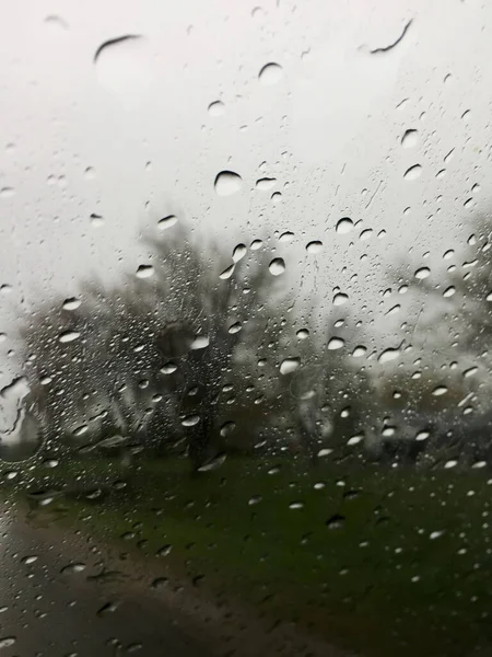 玻璃表面上的一个垂直的雨滴 — 图库照片