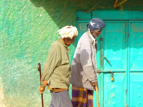 Dwóch Starych Somalijskich Przyjaciół Rozmawiających Sobą — Zdjęcie stockowe