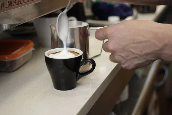 Närbild Bartender Lägga Till Lite Grädde Till Kaffe — Stockfoto