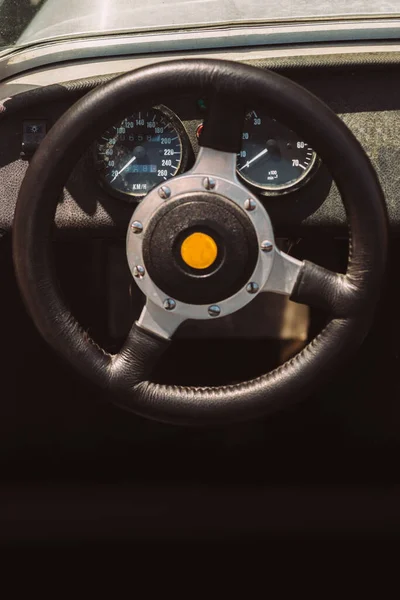 Bir Arabanın Içindeki Direksiyon Hız Göstergesine Dikey Yakın Çekim — Stok fotoğraf
