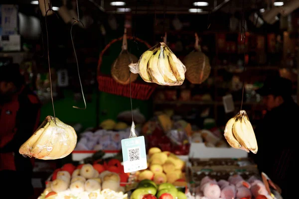 Selektywne Ujęcie Bananów Saba Wiszących Stoisku Owocowym Szanghaju Chiny — Zdjęcie stockowe