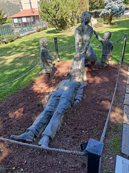 Estatua Ciudad Kalavryta Una Mujer Llevando Marido Muerto Abrigo Después — Foto de Stock