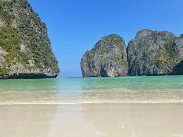 Hermosa Vista Del Mar Turquesa Los Acantilados Cubiertos Vegetación Verde — Foto de Stock