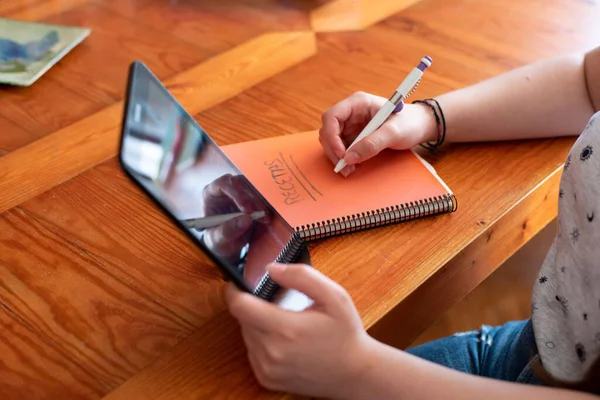 Tomar Notas Receitas Alimentos Sobremesas Com Tablet Caneta Caderno — Fotografia de Stock