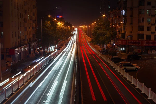 Eine Langzeitbelichtungsaufnahme Einer Mit Bunten Lichtern Beleuchteten Autobahn — Stockfoto