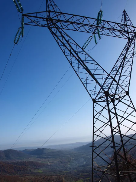Dağda Yüksek Voltaj Elektrik Direği — Stok fotoğraf